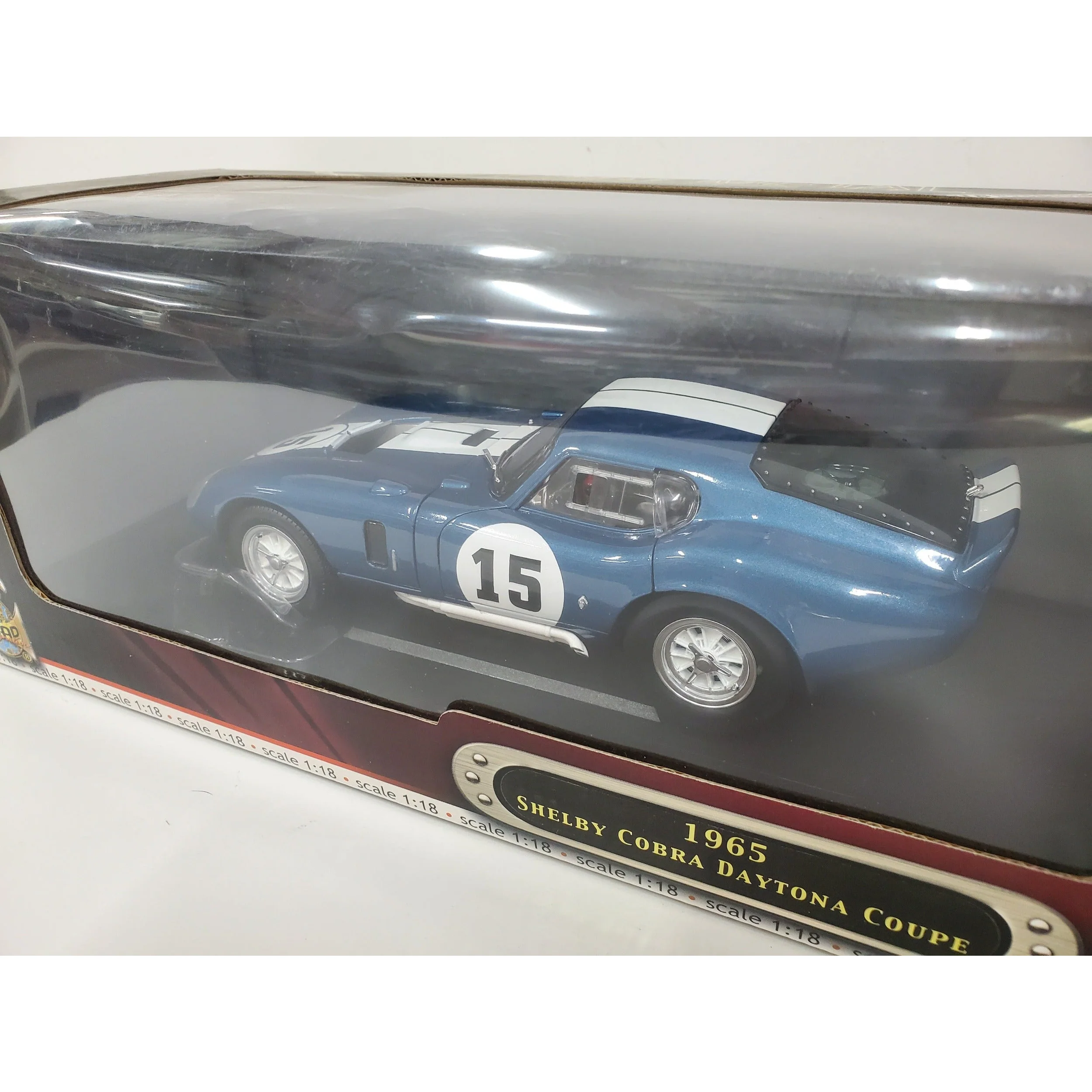 1/18 Road Signature 1965 Shelby Cobra Daytona Coupe - Image 3