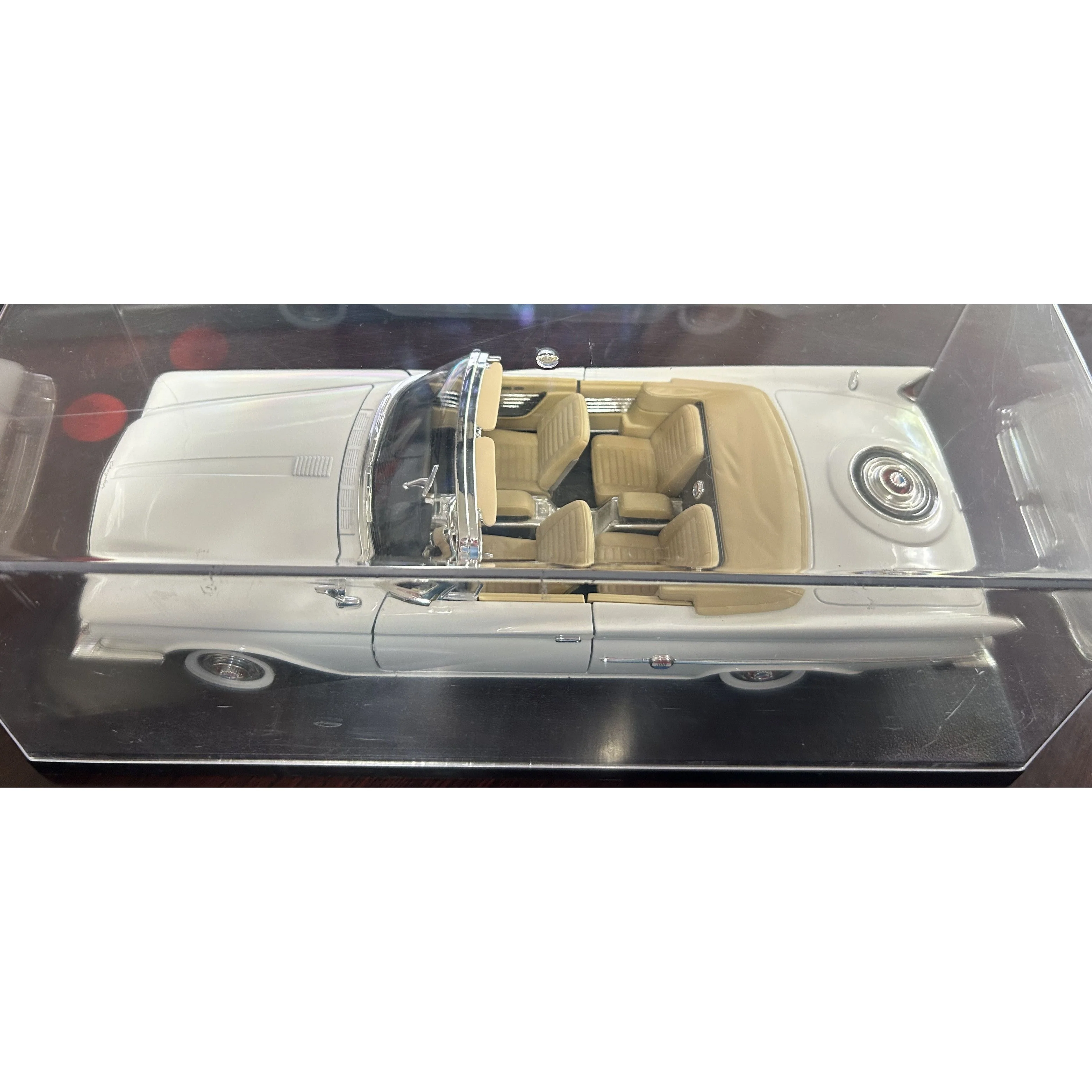 1/18 Scale Road Signature 1960 Chrysler 300F White Premium Edition - Image 2
