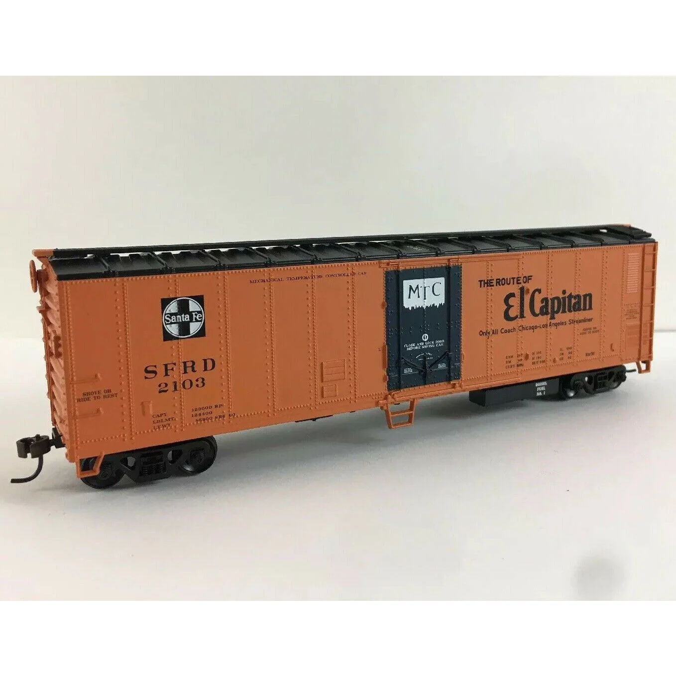 Athearn 7554 Santa Fe 50' Smooth Side MTC Reefer "Santa Fe all the way"