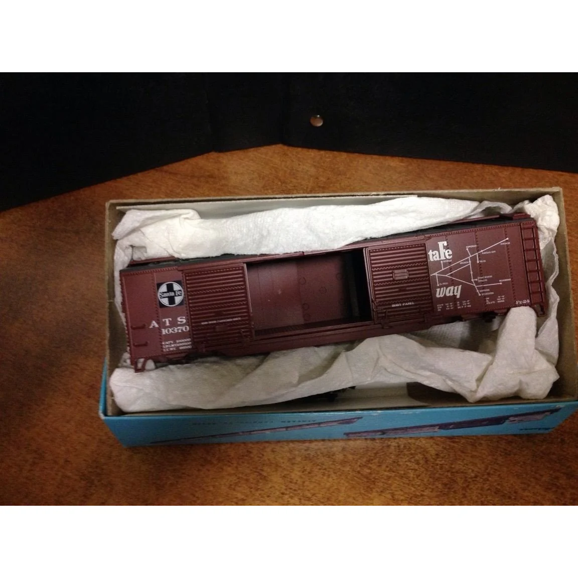 Athearn Santa Fe "El Capitan" 50' Double Door Boxcar - Image 2