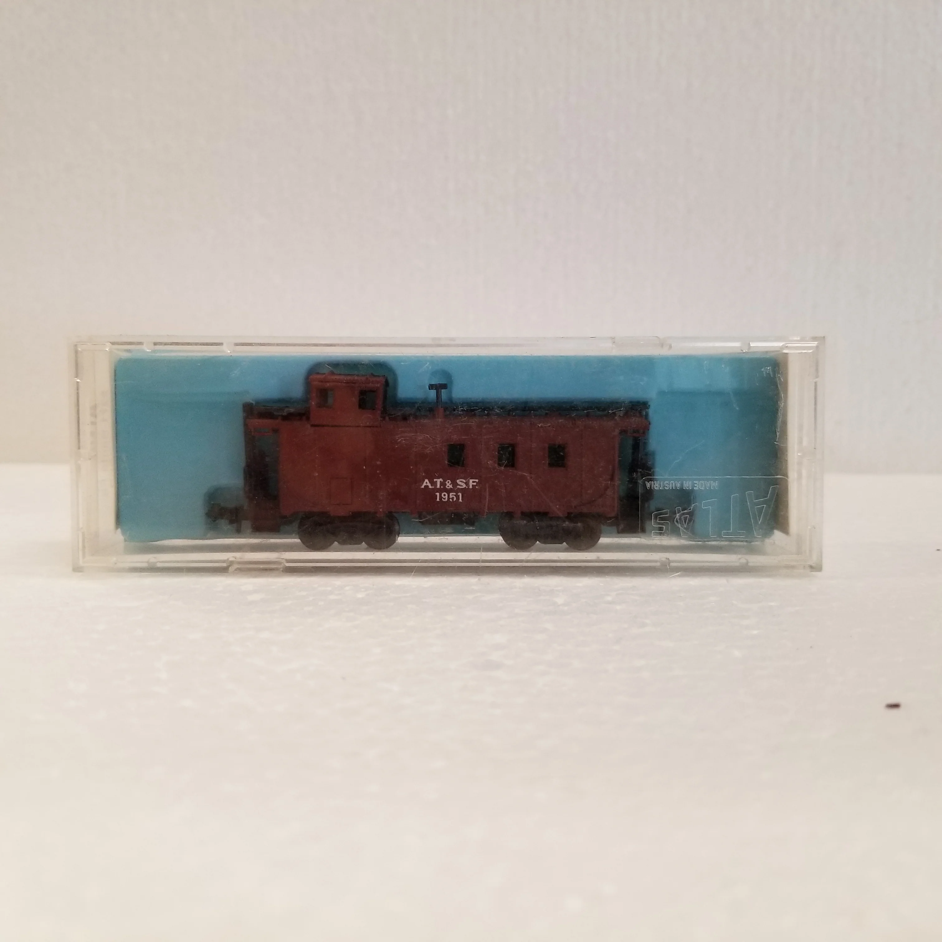 N Scale Atlas No.2271 Caboose Santa Fe No.1951 - Image 3