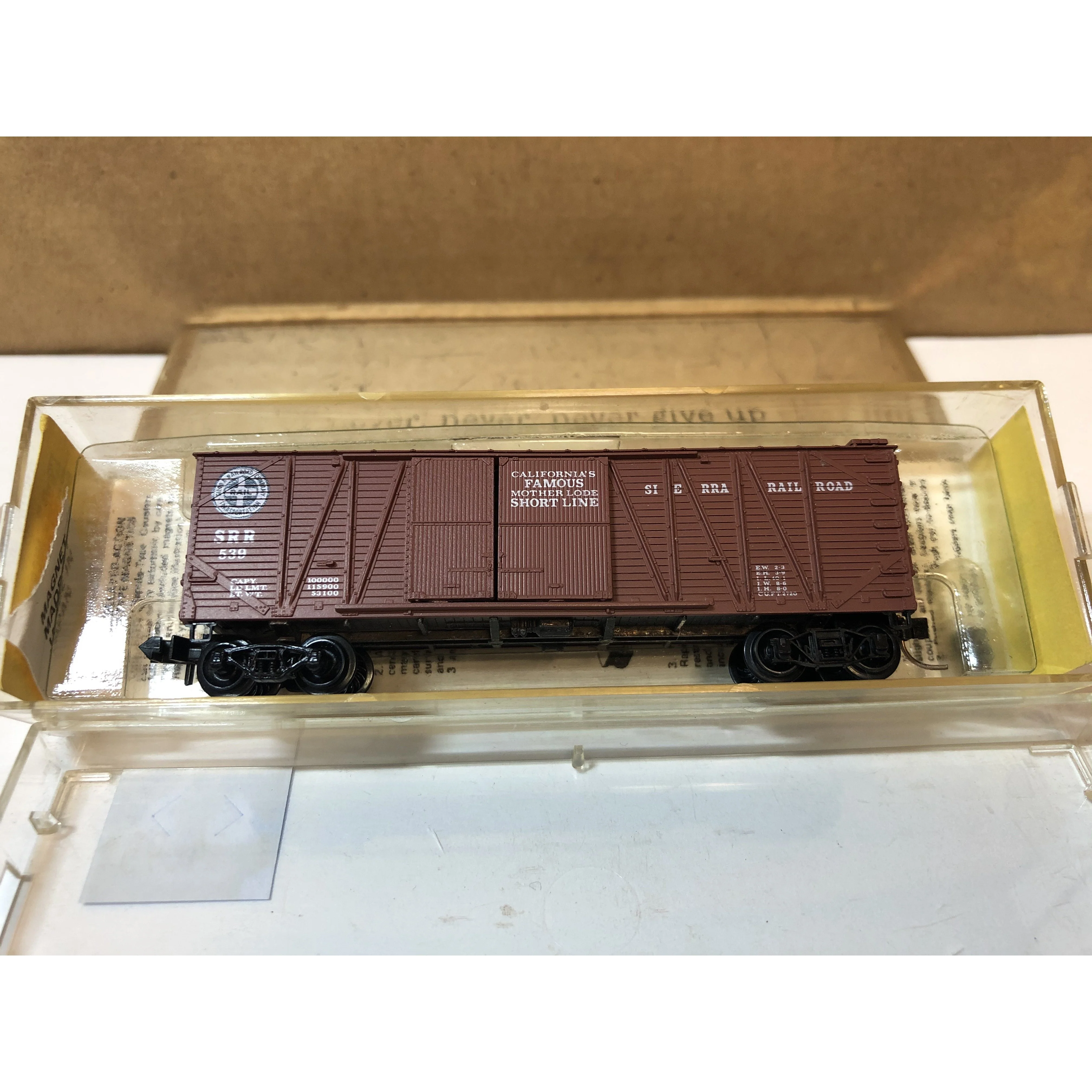 N Scale Kadee 29021 Sierra Railraod 1-1/2 Door Outside Braced 40' Boxcar