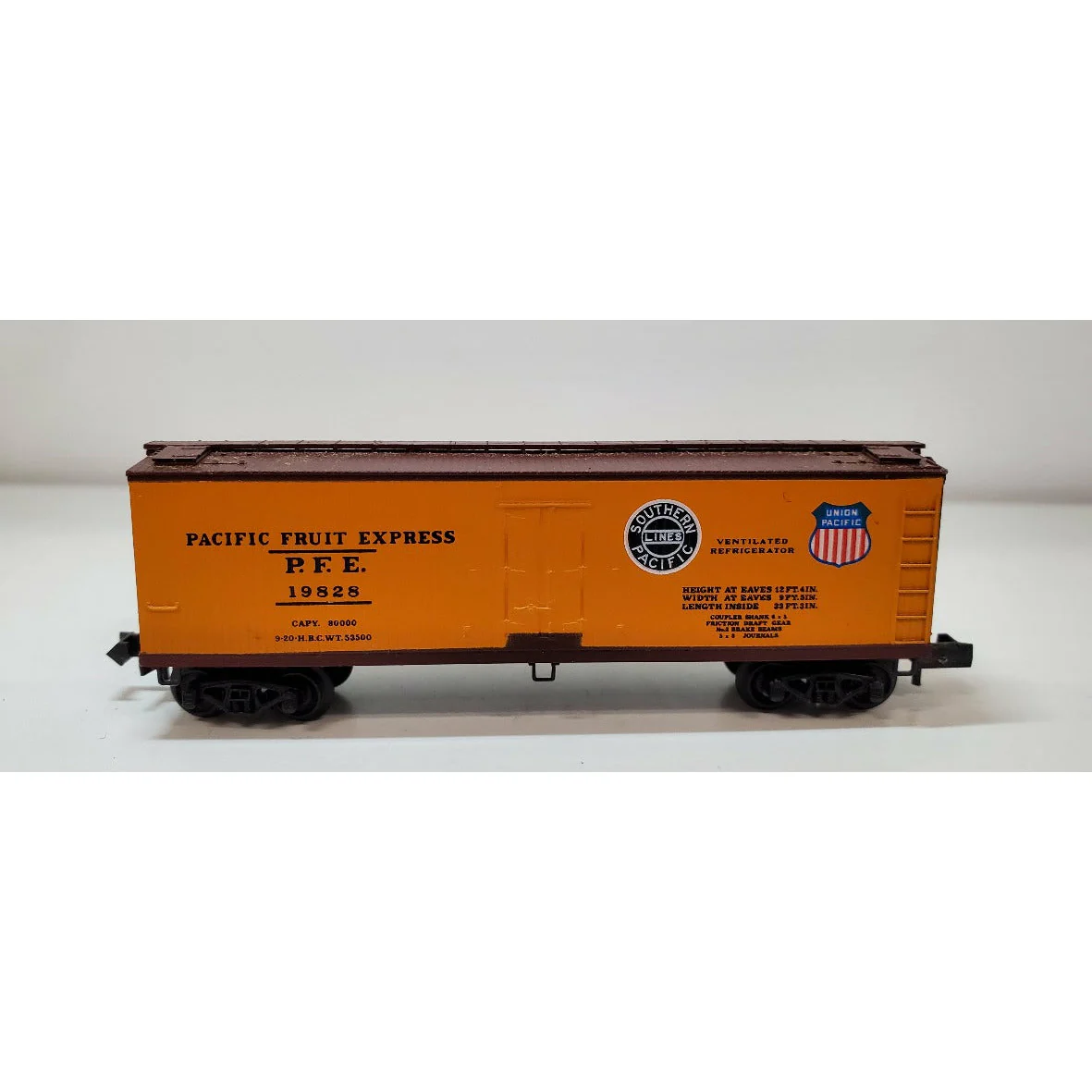 N Scale Micro Trains Pacific Fruit Express 19828 Box Car